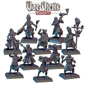 Könnte beinhalten: Eine Sammlung von Miniatur-Fantasy-Figuren, jede auf einem quadratischen Sockel. Die Figuren befinden sich in verschiedenen Posen, einige halten Fackeln oder Waffen. Die Figuren sind in Grautönen gehalten und bestehen wahrscheinlich aus Kunststoff oder Harz.