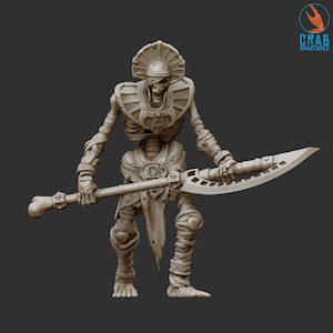 Könnte beinhalten: Detaillierte, graue Miniatur eines ägyptisch thematisierten Skelettkriegers. Die Figur hält eine große, gebogene Klinge und einen knochenartigen Stab. Das Skelett trägt einen Kopfschmuck und eine Rüstung, mit dem Crab Miniatures Logo.