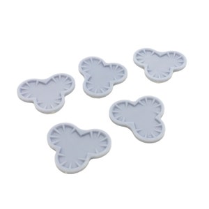 Könnte beinhalten: Fünf hellblaue, dreilappige Dekorationsteile sind auf weißem Hintergrund angeordnet. Jedes Teil hat einen zentralen kreisförmigen Bereich mit radialen Linien und einem gebogenen Rand. Die Teile sind gleichmäßig verteilt.