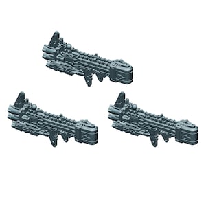 Könnte beinhalten: Drei graue, futuristische Raumschiffmodelle werden vor einem weißen Hintergrund gezeigt. Jedes Modell hat einen detaillierten, länglichen Körper mit mehreren Vorsprüngen, die einem Science-Fiction-Raumschiff ähneln. Das Design deutet auf einen Fokus auf komplizierte Details und eine Weltraumästhetik hin.