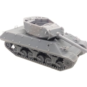 Könnte beinhalten: Ein graues Modell eines Panzers mit langem Lauf und drehbarem Turm. Der Panzer hat detaillierte Ketten und Räder und ist vor einem weißen Hintergrund platziert. Diese Miniaturreplik ist ein Sammlerstück.