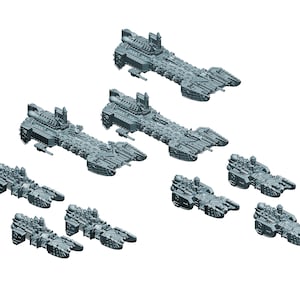 Könnte beinhalten: Eine Sammlung grauer Miniatur-Raumschiffmodelle. Die Modelle weisen detaillierte Merkmale wie Türme und Rumpfplatten auf. Die Raumschiffe sind vor einem weißen Hintergrund angeordnet, was auf eine Produktdarstellung oder ein Tabletop-Spiel hindeutet.