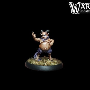 Könnte beinhalten: Miniaturfigur einer gehörnten, goblinartigen Kreatur mit braunem Torso, blauen Fellshorts und einem schelmischen Gesichtsausdruck. Die Figur steht auf einer kreisförmigen Basis mit trockenem Gras. Das Warp Miniatures-Logo befindet sich oben rechts.