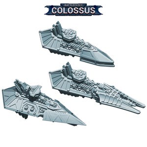 Könnte beinhalten: Drei graue Miniaturraumschiffmodelle. Die Modelle sind mit verschiedenen mechanischen Komponenten detailliert und mit "BATTLEFLEET COLOSSUS" beschriftet. Die Raumschiffe haben ein schlankes, futuristisches Design mit spitzen Fronten und mehreren Flossen und Vorsprüngen.