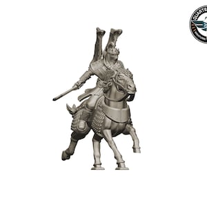 Könnte beinhalten: Detaillierte Miniatur eines Kriegers auf einem Pferd, in neutraler Farbe. Der Reiter ist mit Rüstung bekleidet und hält ein Schwert. Das Pferd ist ebenfalls gepanzert, mit komplizierten Details. Das Quartermaster-Logo befindet sich oben rechts.
