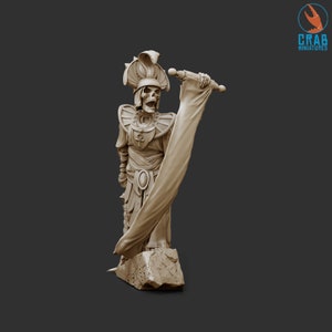 Könnte beinhalten: Beige Miniatur eines skelettartigen Pharaos, der eine Schriftrolle hält. Der Pharao trägt eine Kopfbedeckung mit einer Kobra, einen Kragen mit einem Ankh-Symbol und ein drapiertes Gewand. Die Figur steht auf einem felsigen Sockel, mit dem Logo "CRAB MINIATURES" rechts oben.