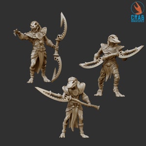 Könnte beinhalten: Drei beige Miniaturfiguren von humanoiden Kreaturen mit Tierschädeln und verzierter Rüstung. Jede Figur hält eine gebogene Klingenwaffe. Das Crab Miniatures-Logo befindet sich in der oberen rechten Ecke.