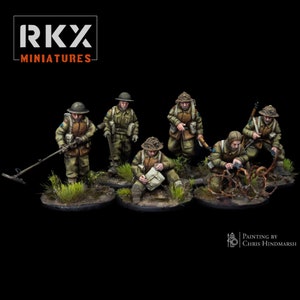 Puede incluir: Figuras en miniatura detalladas de soldados de la Primera Guerra Mundial. Las figuras están pintadas con uniformes y equipo realistas. Una figura utiliza un detector de metales. Las figuras están posadas sobre pequeñas bases circulares con hierba y follaje.