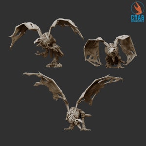 Könnte beinhalten: Drei detaillierte Miniaturfiguren von skelettartigen, vogelähnlichen Kreaturen mit ausgebreiteten Flügeln. Die Figuren befinden sich in verschiedenen Posen und zeigen komplizierte Knochenstrukturen und zerfetzte Flügelmembranen. Das Crab Miniatures Logo befindet sich oben rechts.