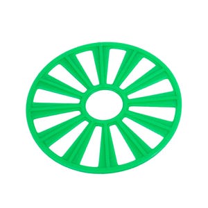 Könnte beinhalten: Ein leuchtend grüner, kreisförmiger Untersetzer mit radialem Design. Der Untersetzer hat ein zentrales Loch und besteht aus einem flexiblen Material. Das Design weist dreieckige Aussparungen auf und schafft so ein dekoratives und funktionelles Küchenzubehör.