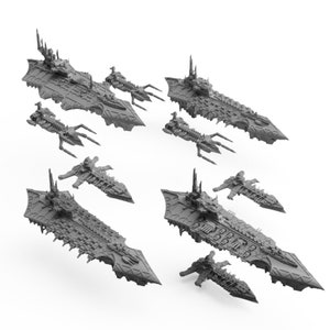 Könnte beinhalten: Mehrere graue Miniatur-Raumschiffmodelle sind vor einem weißen Hintergrund angeordnet. Die Modelle weisen detaillierte Merkmale wie Türme und Flossen auf und variieren in der Größe. Die Schiffe scheinen Teil eines größeren Sets oder einer Sammlung zu sein, möglicherweise für ein Tabletop-Spiel.