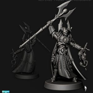 Könnte beinhalten: Detaillierte, graue Miniaturfigur eines Tech Elf Dark Astromancer, der einen Stab mit dreizackigem Kopf hält. Die Figur ist in Rüstung und einen fließenden Umhang gekleidet, mit komplizierten mechanischen Details. Der Sockel ist rund.
