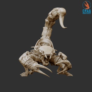 Könnte beinhalten: Eine detaillierte, beige Skorpion-Miniatur mit bedrohlichem Design. Das Modell hat einen großen, offenmäuligen, schädelartigen Kopf, scharfe Klauen und einen segmentierten Körper. Das Crab Miniatures Logo ist oben rechts sichtbar.