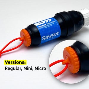 Peut inclure: Filtre à eau Sawyer Squeeze noir avec une étiquette bleue et blanche. Le filtre a des embouts orange et une lanière rouge. Le texte "Squeeze Water Filter" et "Sawyer" sont visibles. Un gros plan du bouchon du filtre est également affiché.