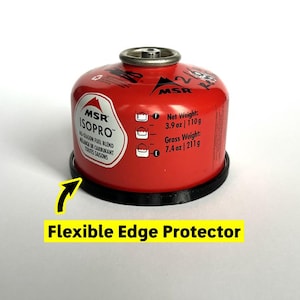 Może przedstawiać: Czerwony kartusz z mieszanką paliwową MSR ISOPRO na wszystkie pory roku z czarnym, elastycznym ochraniaczem krawędzi. Waga netto: 110g, waga brutto: 211g.