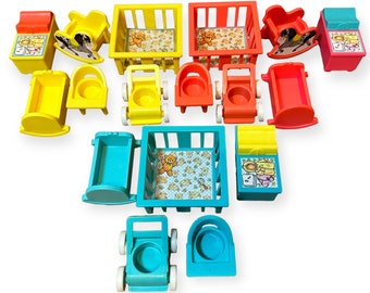 Pode incluir: Um conjunto de 13 brinquedos vintage Fisher-Price Little People, incluindo um berço, um cavalinho de balanço, um carrinho de bebê, uma cadeira alta e um cercadinho. Os brinquedos são todos de cores brilhantes, incluindo amarelo, azul, vermelho e verde.
