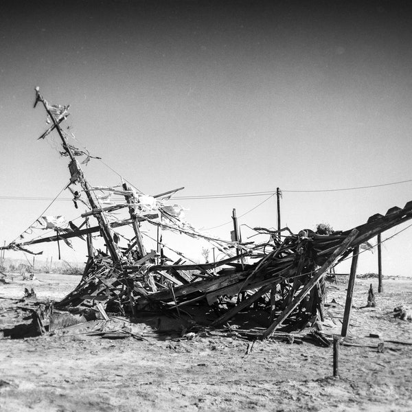 Naufrage Salton Sea, Photo noir et blanc d'un naufrage, photo noir et blanc naufrage, bateau abandonné Salton Sea, navire abandonné CA