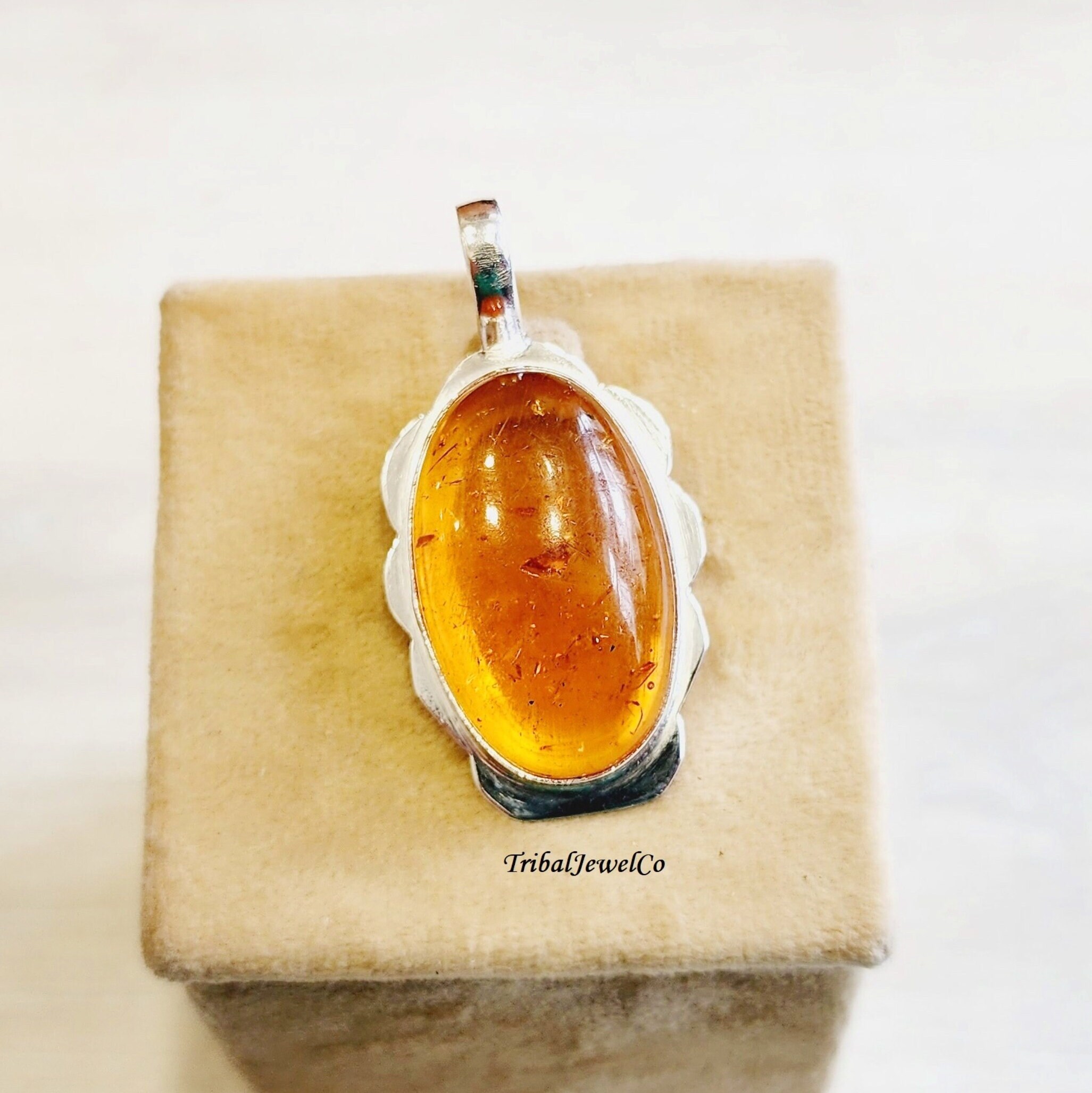 人工琥珀ペンダント：手作りの925スターリングシルバージュエリー