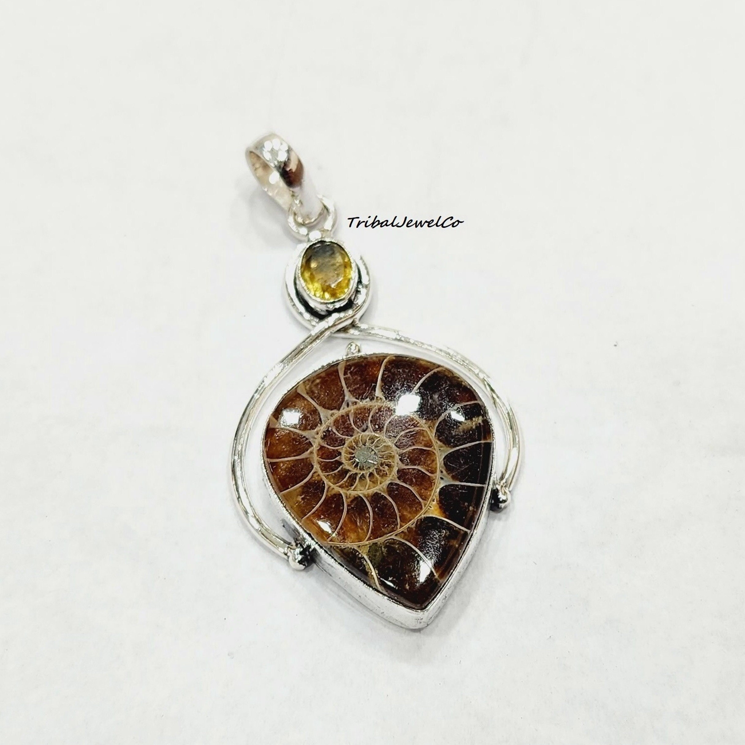 スターリングシルバーのアンモナイトペンダント：手作りの化石