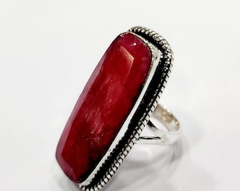 Ręcznie wykonany pierścień z rubinem kaszmirskim: biżuteria z wyrazistego srebra próby 925