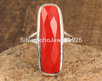 Anillo de coral rojo en plata de ley hecho a mano: joyería bohemia