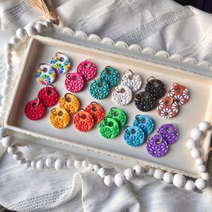 Brincos de flores multicoloridas, brincos pendentes com o poder das flores, brincos de argila coloridos e delicados para a primavera, brincos de argola em ouro e prata, presentes para ela.