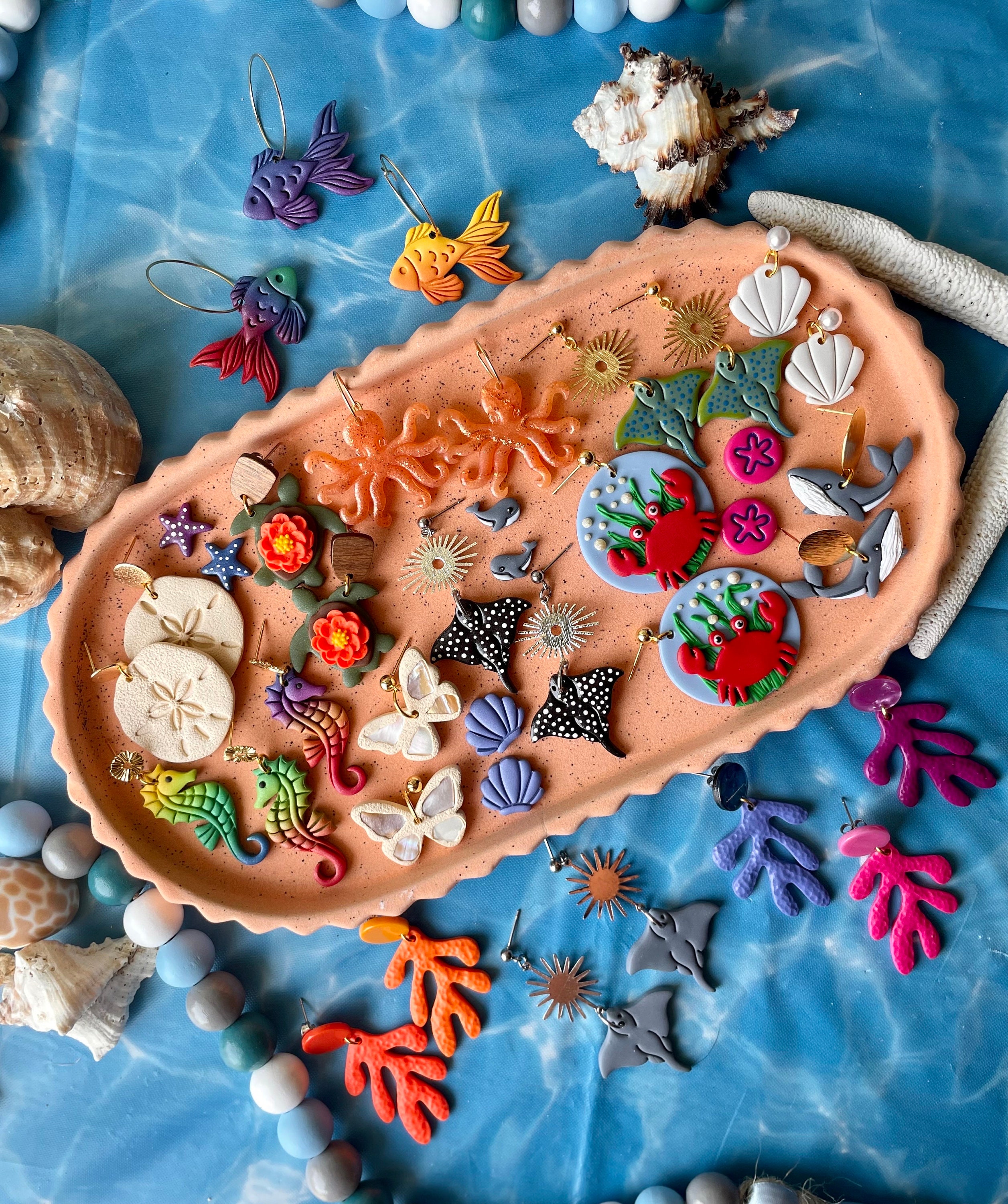 Orecchini a forma di balena, orecchini estivi, orecchini oceanici, orecchini da spiaggia, orecchini in argilla, orecchini a bottone in oro, regali per lei, pendenti, sotto il mare, blu - Italia