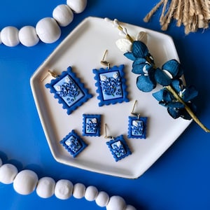 Pendientes de sello postal Bluebonnet, regalo para ella, pendientes colgantes de primavera azul, pendientes llamativos, pendientes de arcilla texana, pendientes de sello postal