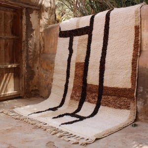 brauner Marokkanischer Teppich,Beniourain Teppich,Teppich,Teppich,Teppich,Teppich 20x30cm, Wollteppich,Teppich in Beige,Teppich in Beige,Teppich in Beige und Beige.