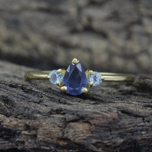 Anillo de compromiso de zafiro de oro de 14 k, anillo de zafiro azul de oro macizo, banda delicada de zafiro de talla pera, anillo solitario en forma de lágrima para mujer