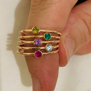 Minimalistischer Edelstein Ring aus 14K Massivgold, Stapelring, Zierliche Geburtsstein Ring Geschenke für Mama, personalisiertes Weihnachtsgeschenk