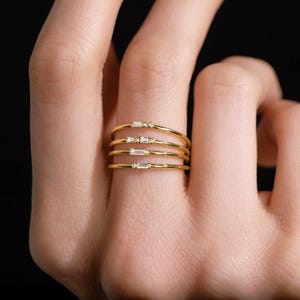 Anillo de diamantes con código Morse personalizado, anillo con mensaje oculto personalizado, diamante baguette alargado, claridad VVS, ecológico, cultivado en laboratorio.