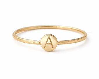 Anillo inicial de oro macizo de 14 quilates, anillo de sello con letra personalizada, delicado anillo apilable con monograma, anillo con alfabeto personalizado, regalo minimalista para ella.
