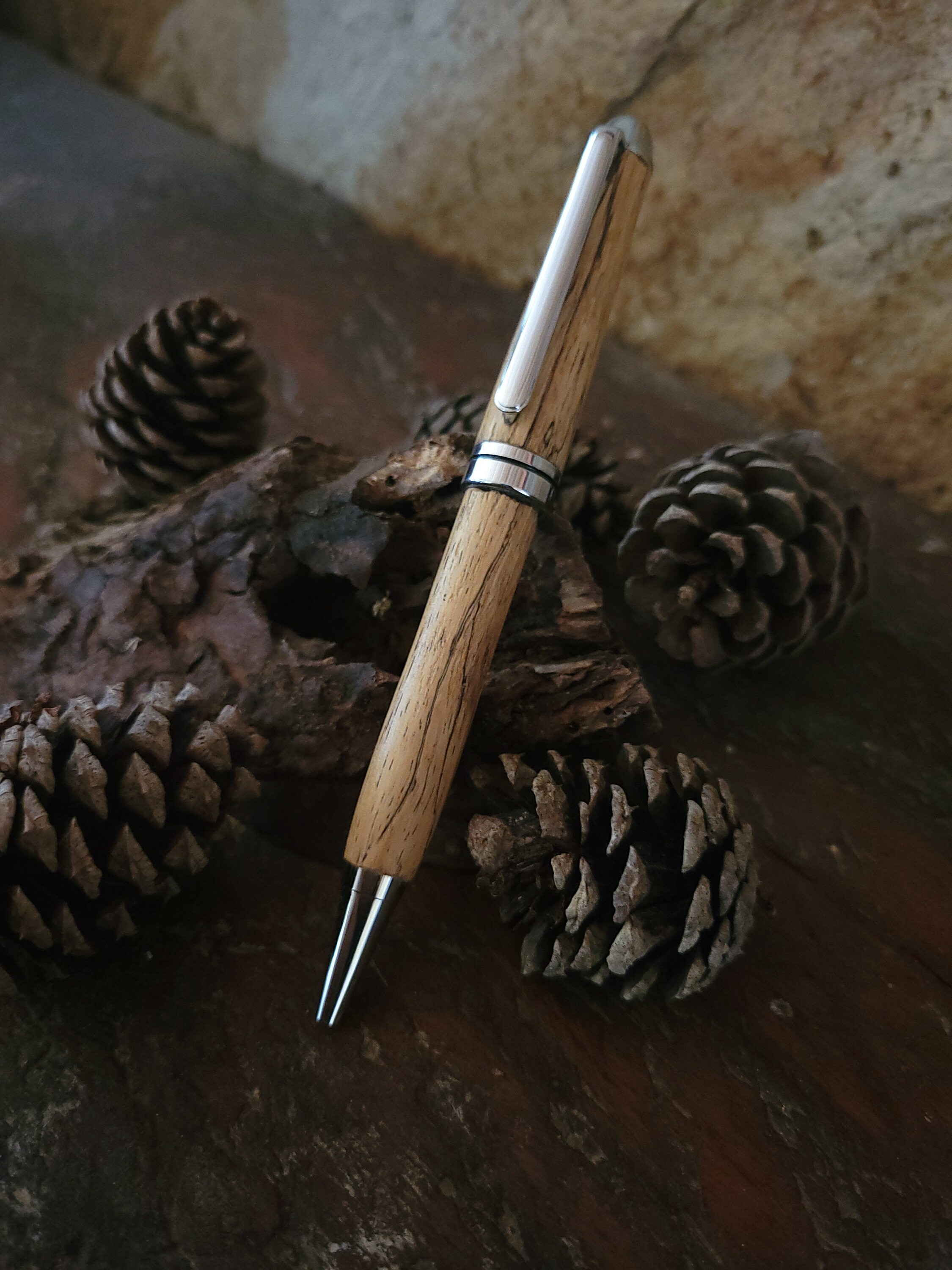 Handgefertigter Holzstift mit geschnitztem Ahorn und Etsy