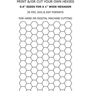 Könnte beinhalten: Ein druckbares Blatt mit 1,27 cm großen Hexagonen, die in einem Raster angeordnet sind. Die Hexagone sind 2,54 cm breit und für das Schneiden von Hand oder mit einer digitalen Maschine konzipiert. Der Text "INSTANT DOWNLOAD" befindet sich oben auf dem Blatt. Der Text "PRINT &/OR CUT YOUR OWN HEXIES" befindet sich unter dem Text "INSTANT DOWNLOAD". Der Text "0.5" SIDES FOR A 1" WIDE HEXAGON" befindet sich unter dem Text "PRINT &/OR CUT YOUR OWN HEXIES". Der Text "IN PDF, SVG & DXF FORMATS" befindet sich unter dem Text "0.5" SIDES FOR A 1" WIDE HEXAGON". Der Text "FOR HAND OR DIGITAL MACHINE CUTTING" befindet sich unter dem Text "IN PDF, SVG & DXF FORMATS".