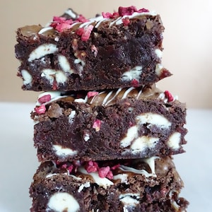 White chocolate and Raspberry brownies | Nut free brownies, made in a nut free kitchen | Postal Brownies | Allergy safe Brownies
