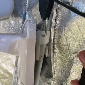 Pole Budi - Grow Tent Fan Clip. Up to 22mm poles. Fits Hurricane, Comfort Zone, and More! Includes rope ratchet for stability and adjustment