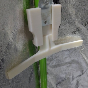 Pole Budi - Grow Tent Fan Clip with Stabilizer. Up to 22mm poles. Fits Hurricane, Comfort Zone, and More! Includes rope ratchet.