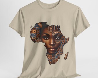 Può includere: Una t-shirt beige con una stampa grafica del continente africano. La grafica è un'immagine stilizzata del viso di una donna con dettagli intricati e motivi.
