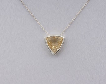 Collier en argent avec une citrine serti-clos