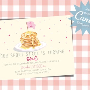 Puede incluir: Una tarjeta de invitación de color beige claro con una pila de panqueques cubiertos con jarabe y una bandera con el número "1". El texto dice "Our Short Stack is Turning One" e incluye detalles de la fiesta. Una estrella azul dice "Instant Download Canva Template".