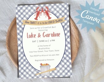 Könnte beinhalten: Eine digitale Einladung für ein Crawfish Boil, mit einem blau-weiß karierten Muster. Das Design umfasst rote Krebsillustrationen, den Text "How SWEET it is to be LOVED Bayou" und Eventdetails für Luke & Caroline.