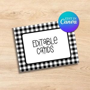 Puede incluir: Tarjetas editables con un fondo de cuadros negros y blancos. El texto "EDITABLE CARDS" está escrito en letra cursiva negra.