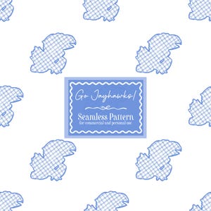 Puede incluir: Patrón sin costuras con siluetas de Jayhawk azules y blancas sobre fondo blanco. También hay una etiqueta rectangular azul con el texto "Go Jayhawks!" y "Seamless Pattern". El patrón está diseñado para uso comercial y personal.