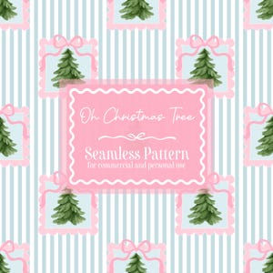 Op de afbeelding: Een naadloos patroon met een herhalend ontwerp van kerstbomen in roze frames met strikken, tegen een lichtblauwe en wit gestreepte achtergrond. De tekst "Oh Christmas Tree" en "Seamless Pattern" staan op een roze label.