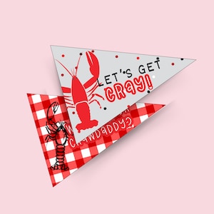 Könnte beinhalten: Zwei rot-weiß karierte Dreiecksfahnen mit einer Krebsillustration und dem Text "Let's Get Cray!" und "Crawdaddy?"