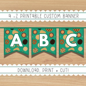 Puede incluir: Una pancarta imprimible con fondo verde y un patrón de galletas Girl Scout. La pancarta tiene las letras A, B y C. El texto "a-z Printable Custom Banner" y "Download, Print + Cut!" también está en la pancarta.