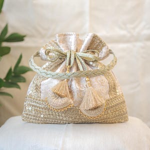 Weiß & golden Banarasi Potli mit Dreifacher Spitze, Braut gestickt Designer Potli Tasche, Hochzeitstasche für Frauen, Rückgabe Geschenke,