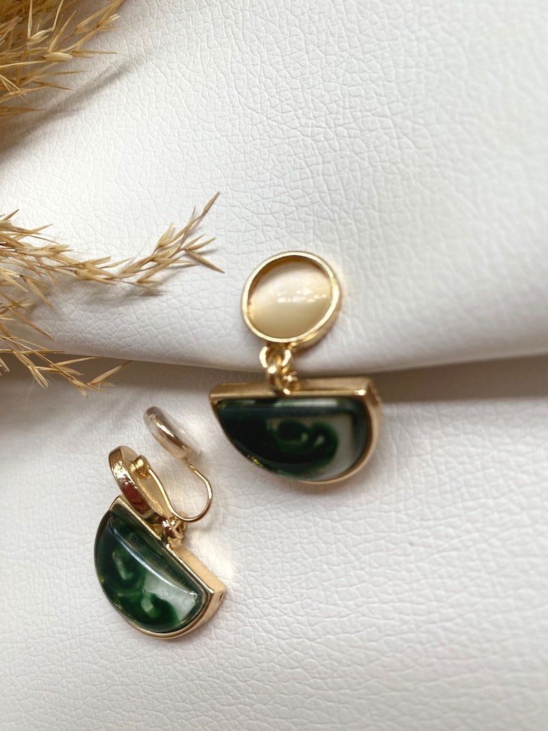 Ohrclips Grün und Gold aus Metall&Kunststoff, Ohrringe für ohneOhrringe-Loch, elegant undhandgefertigt, handmade, mustard 13 Bild 4