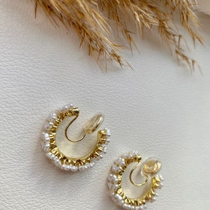 Ohrclips gold und weiß mit Blumen, Ohrringe für ohne Ohrringe-Loch, elegant undgefertigt, schlicht fashion 94 image 5